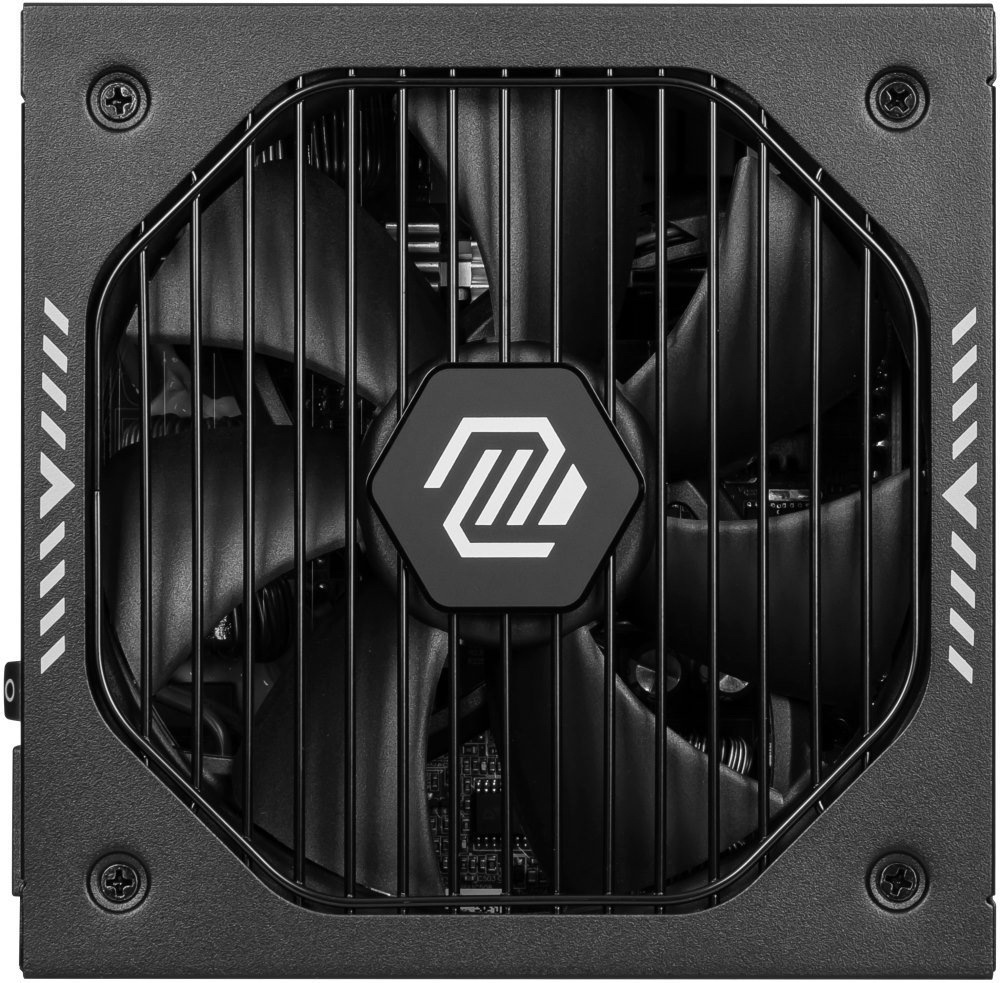 Zdroj MSI MSI MAG A750GLS 750W PCIE5 čierny Na obrázku je horný pohľad na čierny napájací zdroj počítača. Dominantný je veľký ventilátor krytý čiernou kovovou mriežkou, uprostred s logom MSI. V rohoch sú vidieť štyri skrutky a po stranách biele dekoratívne pruhy. Fotografie pôsobia technicky, čisto a ukazuje hlavne chladiacu časť zdroja.
