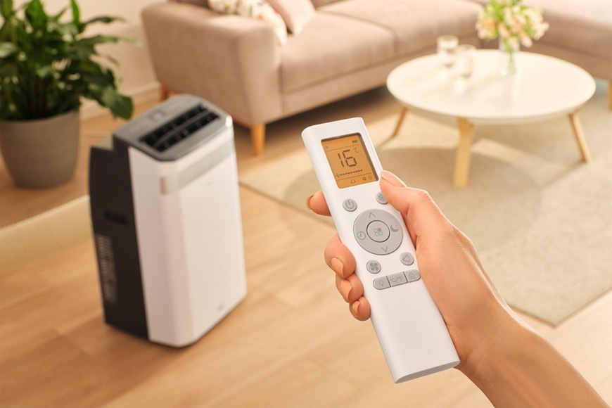 Mobilná klimatizácia Sencor SAC MT1270C EXTRASILENT s diaľkovým ovládaním umožňuje pohodlné nastavenie teploty a režimov chladenia pre maximálny komfort v domácnosti.