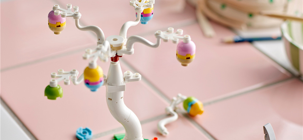 Stavebnica LEGO® 40808 Veľkonočný zajačik a zbieranie vajíčok Veľkonočná scéna so stromom, šiestimi vajíčkami a zvieratkami nabáda deti k hľadaniu, zbieraniu a vymýšľaniu vlastných príbehov.