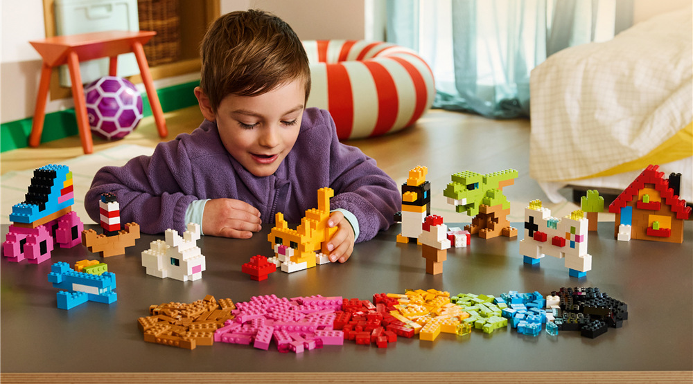 LEGO Classic ponúka dlhodobé tvorenie, pri ktorom môžu deti kombinovať kocky a postupne rozvíjať vlastné nápady.