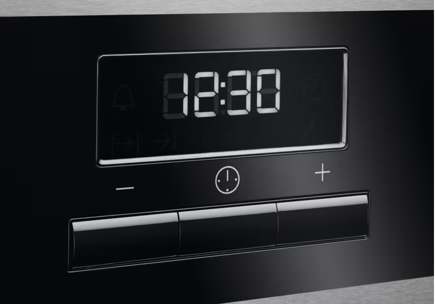 Displej s časom s ovládaním na rúre Electrolux.