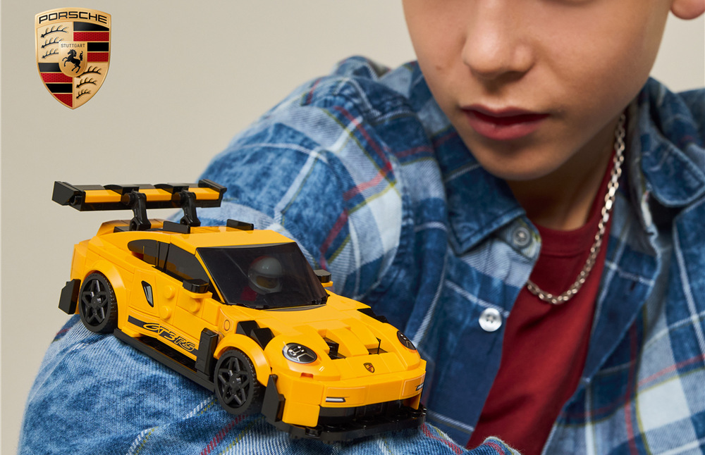 Stavebnica LEGO® Speed Champions 77239 Superauto Porsche 911 GT3 RS Porsche 911 GT3 RS zachytáva ikonickú siluetu skutočného vozidla vrátane krídla, sania a športových ráfikov.