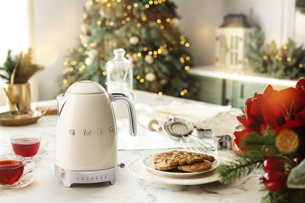 Rýchlovarná kanvica Smeg 50's Retro Style KLF03CREU krémová Rýchlovarná kanvica Smeg 50's Retro Style KLF03CREU krémová