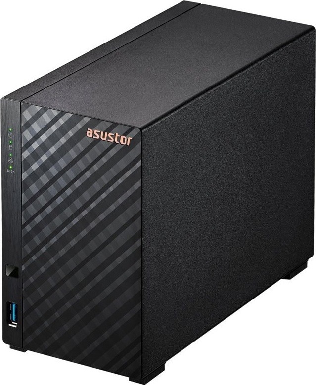 Na obrázku je sieťové úložisko Asustor Drivestor 2 Gen2 AS1202T v čiernom prevedení z predného šikmého pohľadu. Zariadenie má kompaktnú hranatú skriňu s matnými bočnými panelmi a lesklým čelným panelom s tmavým diagonálnym vzorom. V hornej časti čela je logo asustor.  Na ľavej úzkej strane predného panelu sú stavové LED kontrolky a popis Disk. Dole je vidieť predný port USB-A s modrým vnútrom. Celkovo pôsobí zariadenie jednoducho a prakticky, určené na domáce alebo menšie kancelárske ukladanie dát.