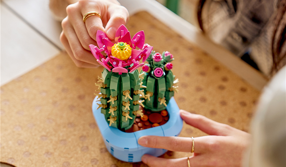 Stavebnica LEGO® Botanicals 11509 Kvetoucí kaktus Pastelovo modrý kvetináč premení farebné kaktusy na veselú dekoráciu do detskej izby.