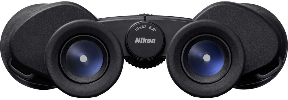  Detail okulárov ďalekohľadu Nikon Action EX s údajom 10x42 a zorným poľom 6,8 °.
