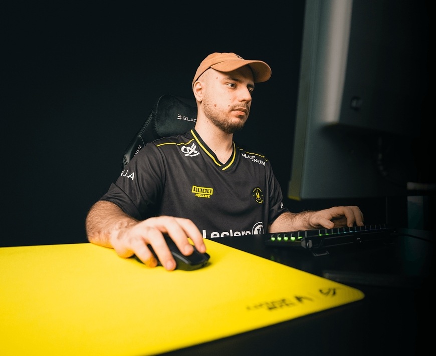 Podložka pod myš Asus ROG Hone Control Ace L Vitality Edition žltá Hráč používajúci myš na podložke Asus ROG Hone Control Ace L Vitality Edition