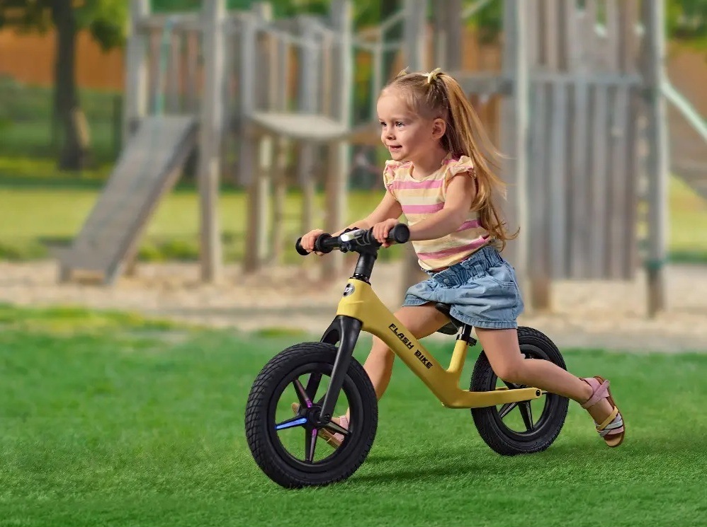 Odrážadlo Buddy Toys BPB 2516 žlté Dievčatko jazdiace na odrážadle Buddy Toys BPB 2516 Flash bike