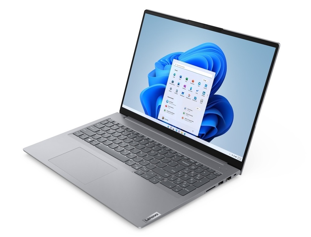 Otvorený a zapnutý notebook Lenovo ThinkBook 16p G6 ADR natočený doľava
