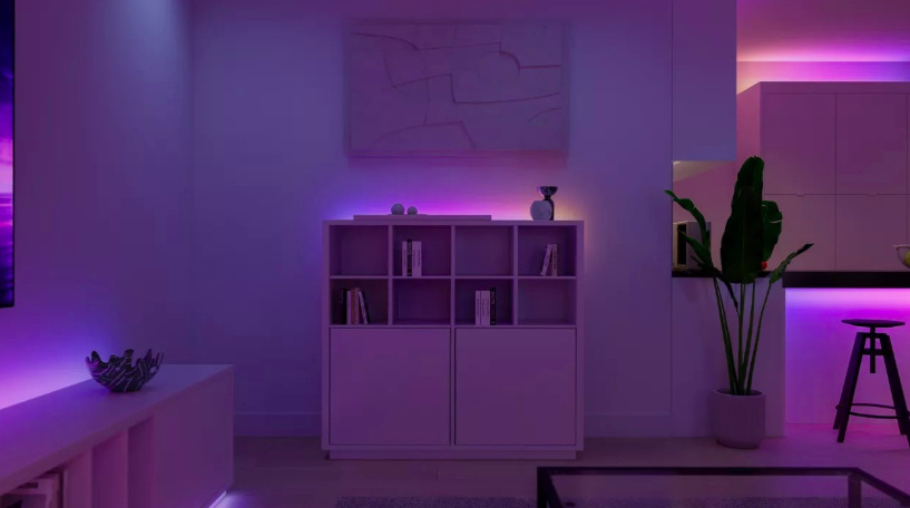 LED pásik osvetľujúci obývaciu izbu nepriamym fialovým a modrým svetlom