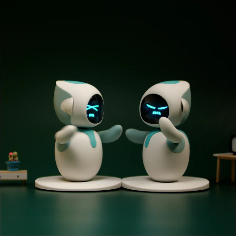 Imitácia boxerského zápasu v podaní dvoch robotov Energize Lab Eilik