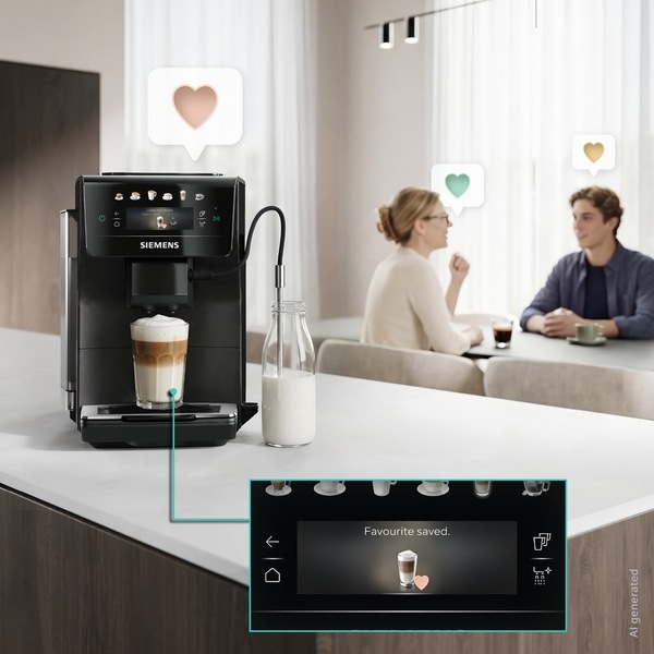 Automatický kávovar Siemens EQ600 iAroma TP603E08 čierny Príprava latte cafe v kávovare Siemens, značka srdička ako funkcia Obľúbené, v pozadí pár pri stole