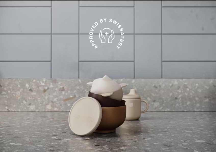 Umývačka riadu Electrolux Série 700 ESG88600SX nerez Detský riad na kuchynskej linke. Nad ním symbol Approved by SwissAtest.