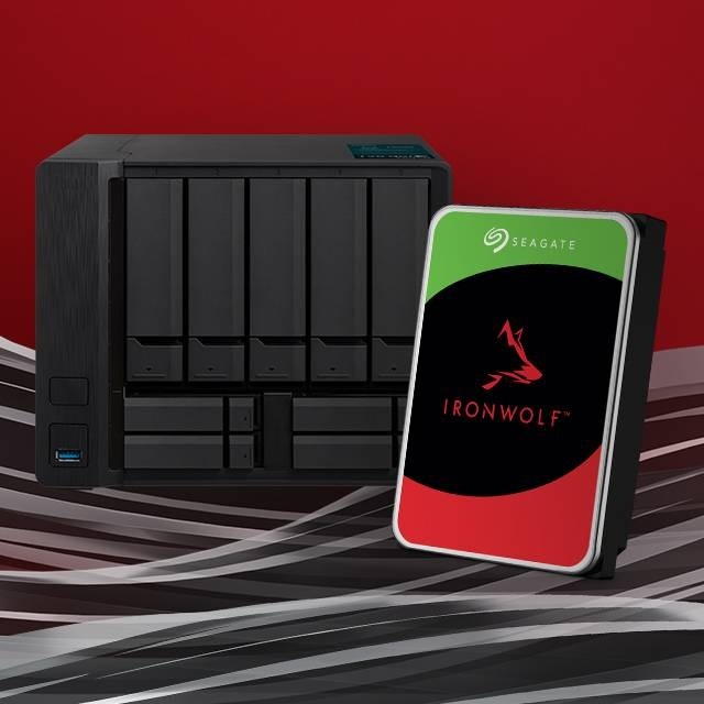 Pevný disk Seagate IronWolf stojí prominentne vedľa viacšachtového NAS boxu na dynamickom červenom pozadí s plynulými líniami.