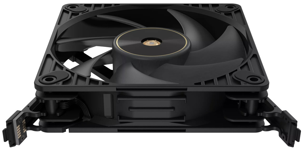 Ventilátor Asus ProArt PF120 Black, 120 mm čierny Na obrázku je Ventilátor Asus ProArt PF120 Black (120 mm) z nízkeho bočného uhla. Vidíte čierny štvorcový rám a vo vnútri čiernej lopatky; uprostred je okrúhly náboj so zlatistým krúžkom a kovovým stredom. Z boku je dobre viditeľná neštandardná konštrukcia pre ľahké spájanie – ventilátor má zásuvné/klipové úchyty a na ľavej strane je vidieť malý konektorový modul (kontakty), ktorý slúži na prepojenie viacerých ventilátorov bez samostatných káblov. Celkovo pôsobí ako „modulárny“ ventilátor, ktorý sa dá rýchlo skladať do zostavy.