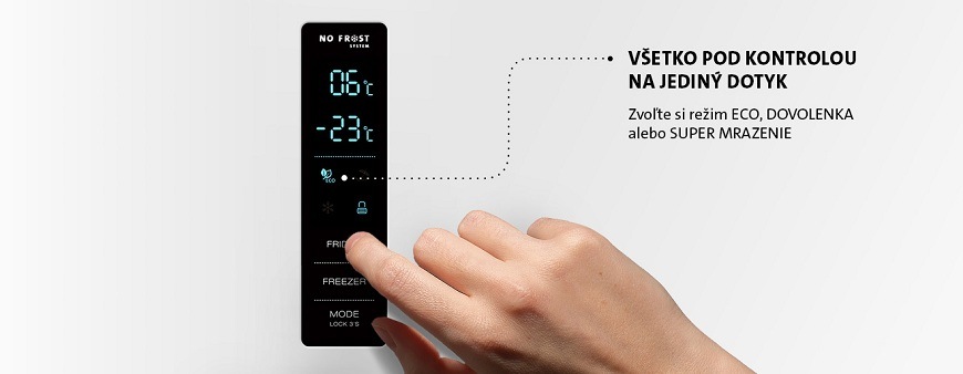 Banner chladničky ETA s detailom na digitálny dotykový ovládací panel na dverách. Ľudská ruka sa dotýka displeja, ktorý ukazuje nastavené teploty 06 °C a -23 °C. Text: Všetko pod kontrolou na jediný dotyk. Zvoľte si režim ECO, DOVOLENKA alebo SUPER MRAZENIE.
