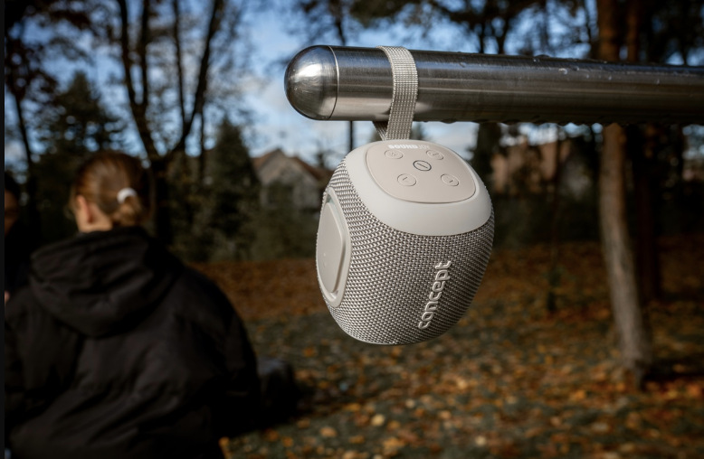 Concept SoundJoy BR5011 zavesený pútkom na kovovom zábradlí vo vonkajšom prostredí