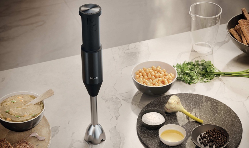 Ponorný mixér Haier I-Master Series 5 HHB5B2/1 011 čierny Ponorný mixér Haier HHB5B2/1 011 na stole v kuchyni, vedľa neho sú rôzne ingrediencie