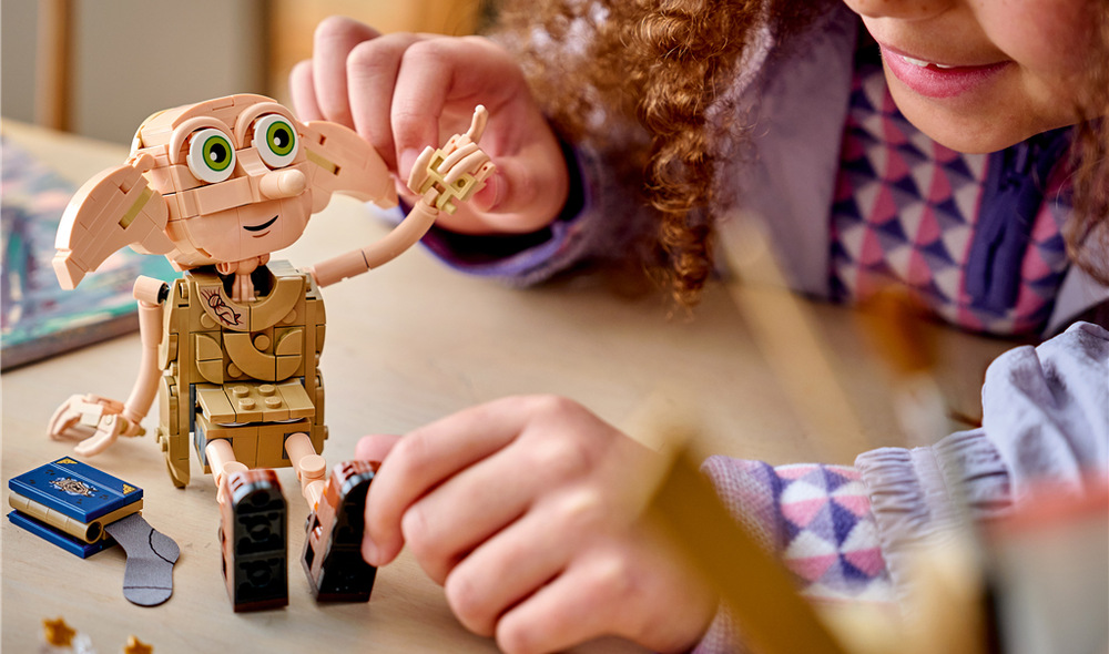 Stavebnica LEGO® Harry Potter™ 76469 Svobodný skřítek Dobby™ Stavebnica pre deti od 8 rokov ponúka kreatívne stavanie s aplikáciou LEGO Builder a režimom Stavajte spoločne.