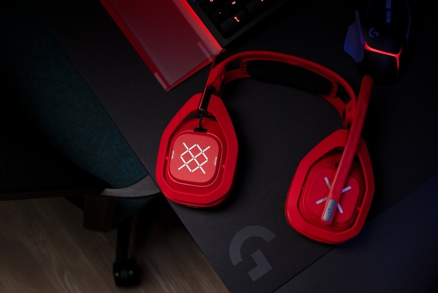 Headset Logitech G Astro A50 X Lightspeed Wireless + Base Station červený Headset Logitech G A50 X LIGHTSPEED položený na podložke na stole v hernom prostredí