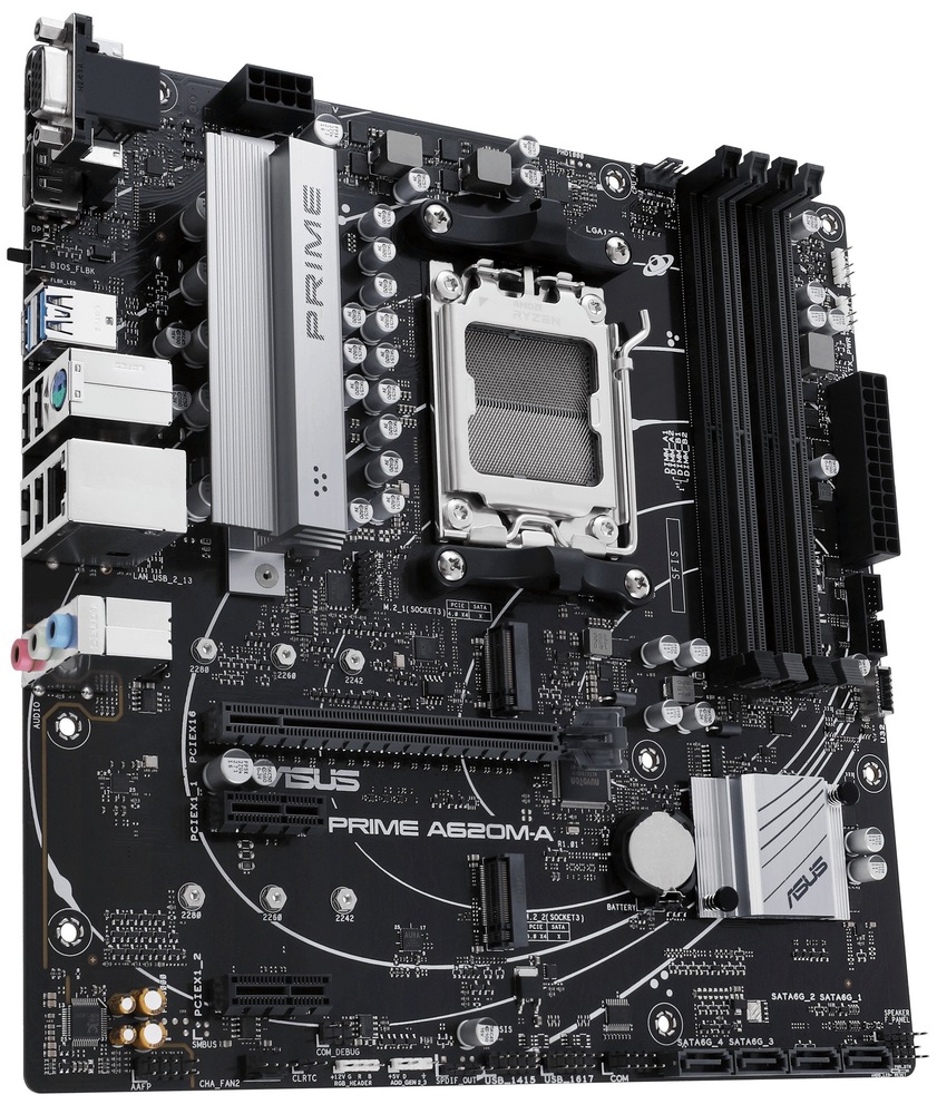 Základná doska Asus PRIME A620M-A-CSM Pohľad zhora na dosku. Vidíme sloty pre komponenty, v strede dosky je slot pre CPU, ďalej vidíme chladič a ďalšie komponenty dosky. Tiež na boku sú zachytené porty pre pripojenie externých zariadení.