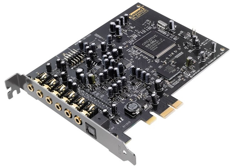 Zvuková karta Creative Sound Blaster Audigy RX Celkový pohľad na kartu a jej komponenty. Na ľavej strane vidíme bracket s portami in a out.