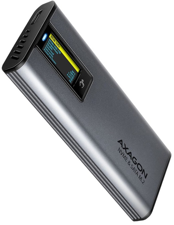 Na obrázku je externý box AXAGON pre NVMe a SATA M.2 SSD v kovovo šedom prevedení. Má podlhovastý tvar so zaoblenými hranami, hore USB-C konektor a po strane vetracie otvory. Na prednej strane je malý farebný displej, ktorý zobrazuje informácie o disku, a pod ním dotykové tlačidlo. Na tele je nápis AXAGON NVMe & SATA M.2.