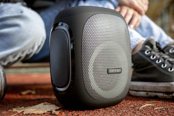 Prenosný reproduktor Concept SoundJoy BR5035 umiestnený vonku vedľa sediacej osoby