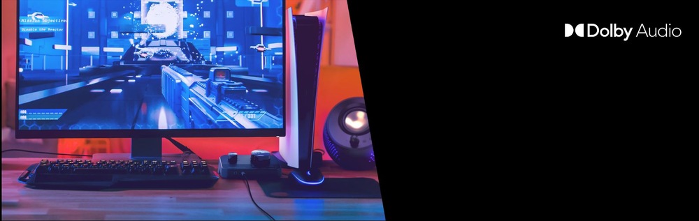 Zvuková karta Creative Sound Blaster G8 čierna Herná zostava s monitorom, konzolou a reproduktormi na stole. Na obrazovke je zobrazená futuristická hra. Vpravo je logo Dolby Audio. Atmosféra pôsobí hi-tech a pohlcujúcim dojmom.