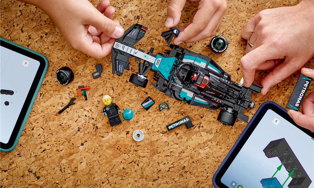 Stavebnica LEGO® Speed Champions 77244 Závodní auto Mercedes-AMG F1® W15 Model Mercedes-AMG PETRONAS F1 Team zachytáva podobu skutočného monopostu z roku 2024 s množstvom detailov.