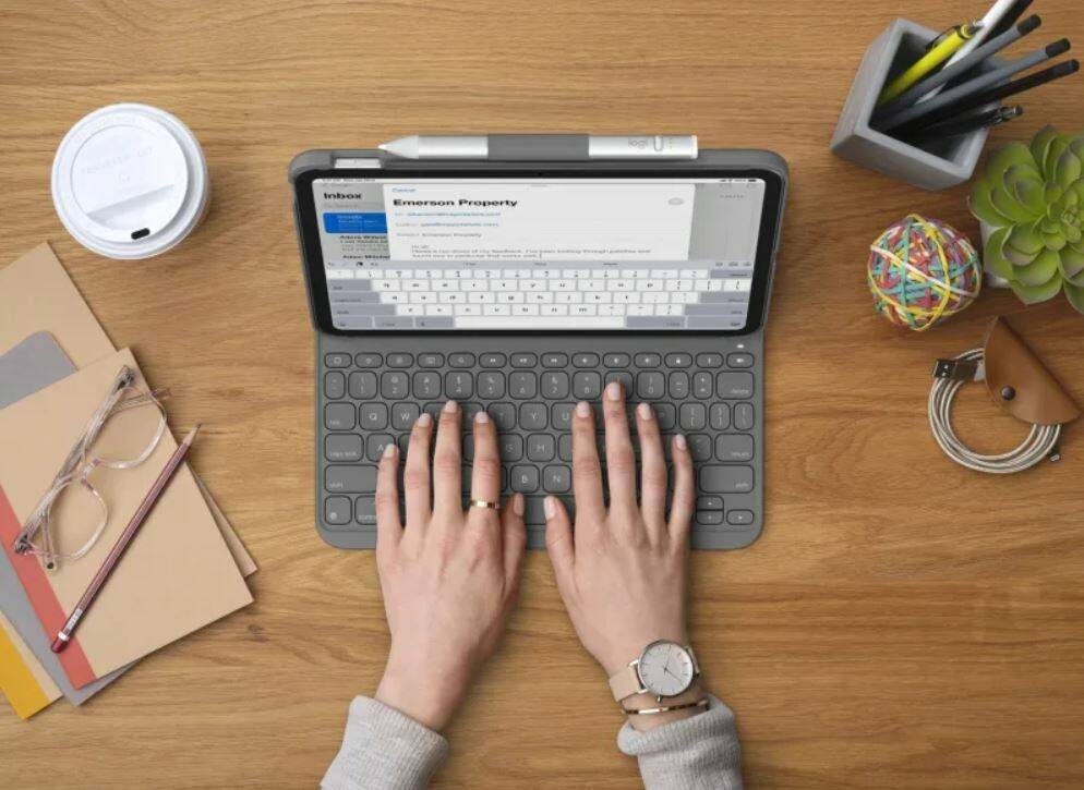 Puzdro s klávesnicou na tablet Logitech Slim folio na Apple iPad 10.9" sivé