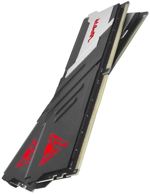 Na obrázku sú dva pamäťové moduly Patriot Viper Venom bez RGB podsvietenia. Sú zachytené z výrazného šikmého uhla, takže je vidieť ich tenké prevedenie, čierno-strieborný chladič aj zlaté kontakty na zasunutie do základnej dosky. Na chladiči je červené logo v tvare hlavy zmija a nápis Viper. Dizajn pôsobí herne, ale striedmejšie ako variant s RGB osvetlením.