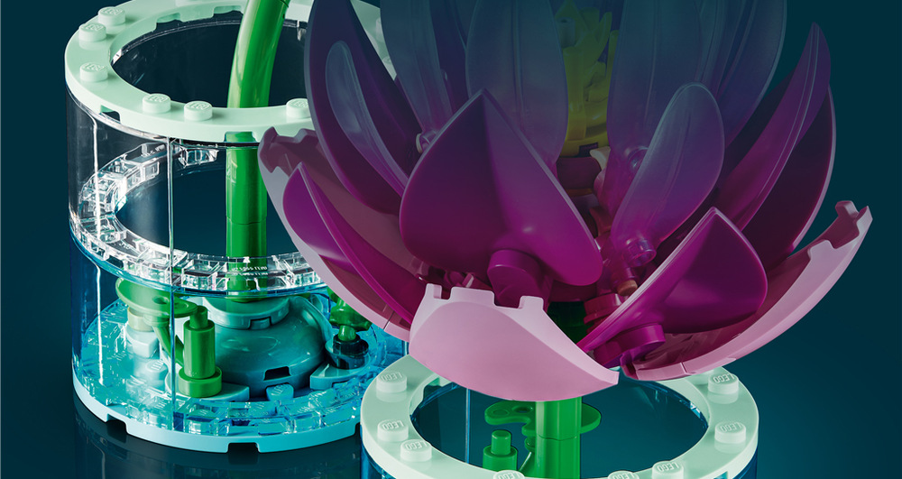 Stavebnica LEGO® Botanicals 11511 Lekníny Štýlové vázy z priehľadných dielikov vytvárajú vďaka modrým a čírym kockám pôsobivú ilúziu vody.