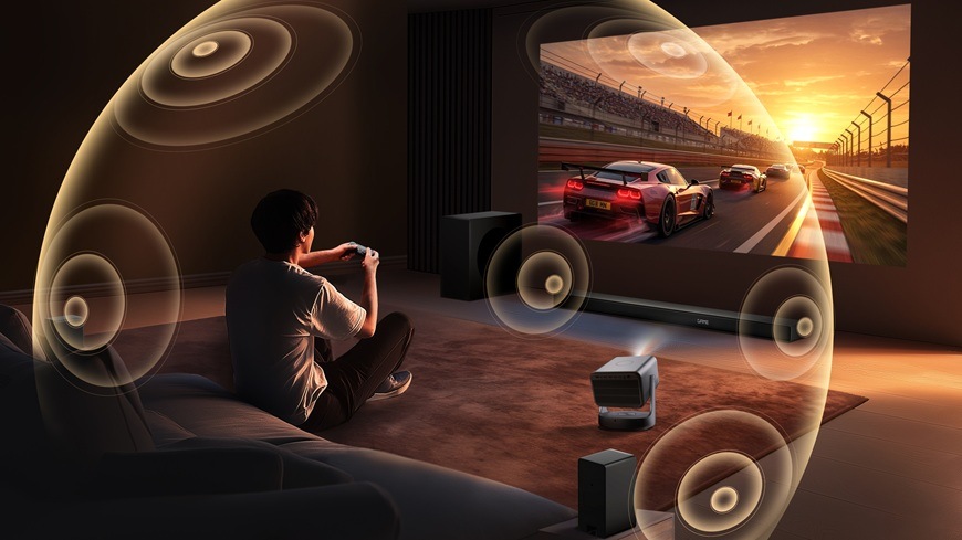 Soundbar Hisense AX5140Q čierny Chlapec hrá hry na televízii Hisense. Okolo neho sú rozmiestnené reproduktory a soundbar Hisense AX5140Q, ktoré zaisťujú perfektné zvukové zážitky.