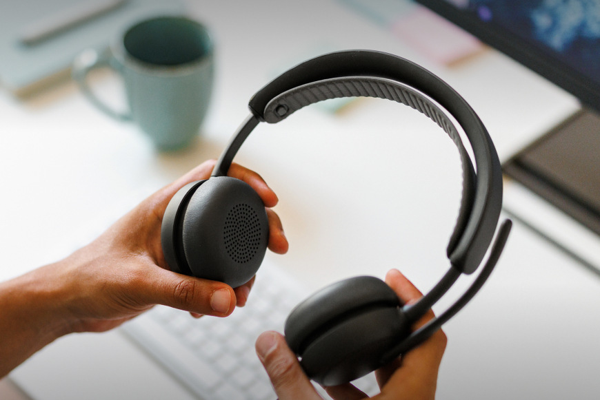 Detail mušlí headsetu Logitech Zone Wired 2 s možnosťou natočenia, ktoré sa prispôsobia tvaru hlavy a zlepšia ergonómiu pri nosení