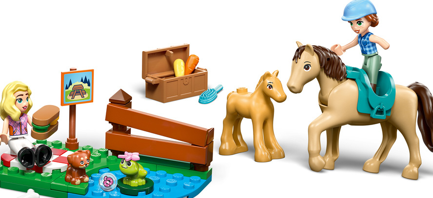 Stavebnica LEGO® Friends 42695 Přívěs s koněm a hříbětem Stavebnica s minibábikami ponúka deťom od siedmich rokov priestor pre vlastné scenáre a precvičovanie jemnej motoriky.