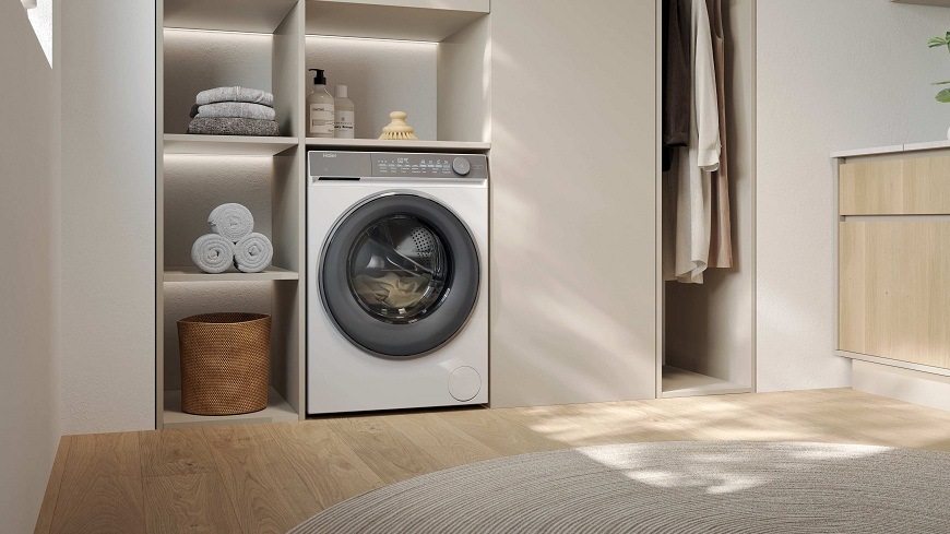 Práčka Haier HW80-B14367TU1-S biela práčka haier HW80-B14367TU1-S v práčovni, okolo sú police s uteráky a príslušenstvom
