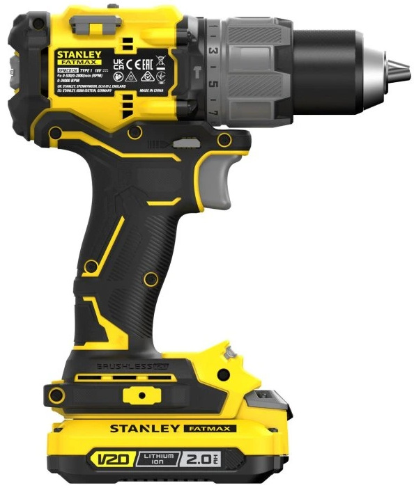 Aku vŕtačka Stanley FatMax SFMCD726D2T-QW (s baterií) Bočný pohľad na aku vŕtačku Stanley FatMax so štítkom technických parametrov.