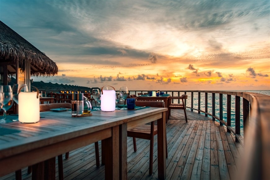 Vonkajšia prenosná LED lampička Fischer & Honsel umiestnená v exteriéri