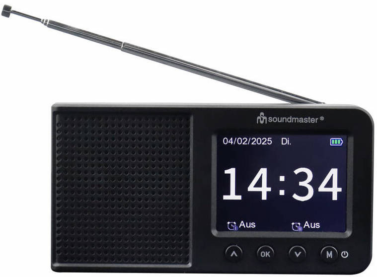 Detail displeja rádioprijímača Soundmaster DAB175SW so zobrazením času, stavu batérie a digitálneho rádia DAB+