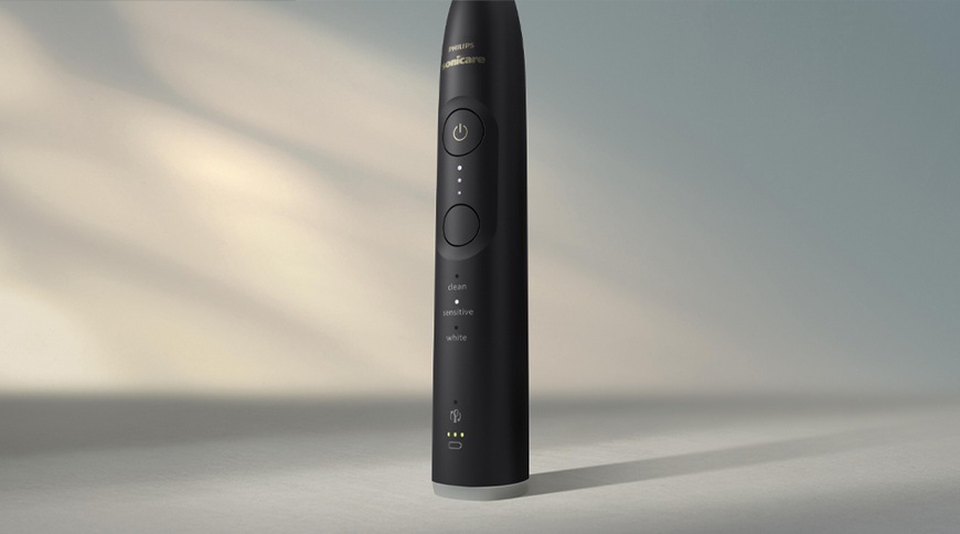 Elektrická zubná kefka Philips Sonicare 6500 HX7411/10 v čiernom prevedení, detail rukoväte s tlačidlami, indikáciou režimov a stavom batérie.
