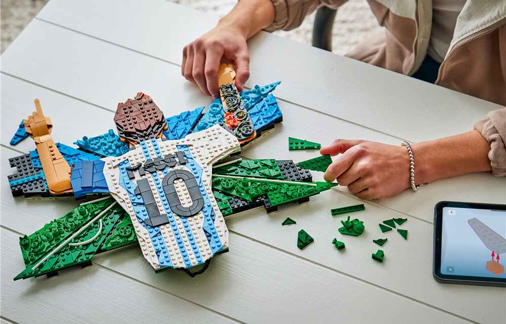 Po dokončení získate originálnu dekoráciu, ktorá poteší každého fanúšika futbalu aj LEGO.
