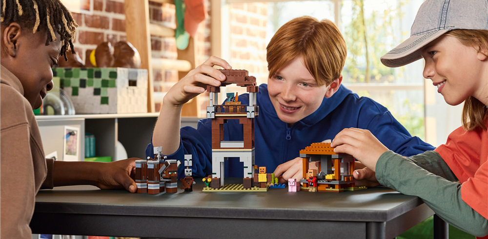 Stavebnica LEGO® Minecraft® 21278 Základna plenitelů a Ničitel Model so 665 dielikmi prenáša Minecraft do reálneho sveta a ponúka školákom od deviatich rokov kreatívne hranie.