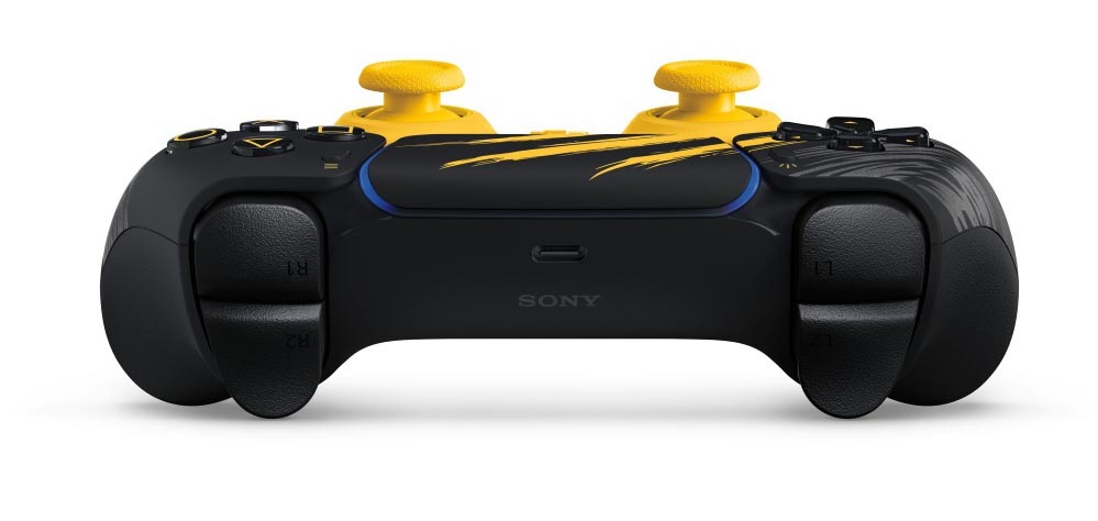Čierny herný ovládač Sony PlayStation so žltými palcovými páčkami a detailmi pripomínajúcimi stopy pazúrov, vyobrazený spredu na bielom pozadí, ktorý vyžaruje elegantný a športový dojem.