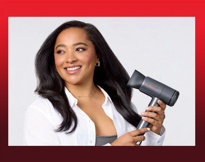 Fén Revlon One-Step RVDR5378E Powermove Dryer sivý Žena si upravuje vlasy pomocou ľahkého a kompaktného fénu Revlon