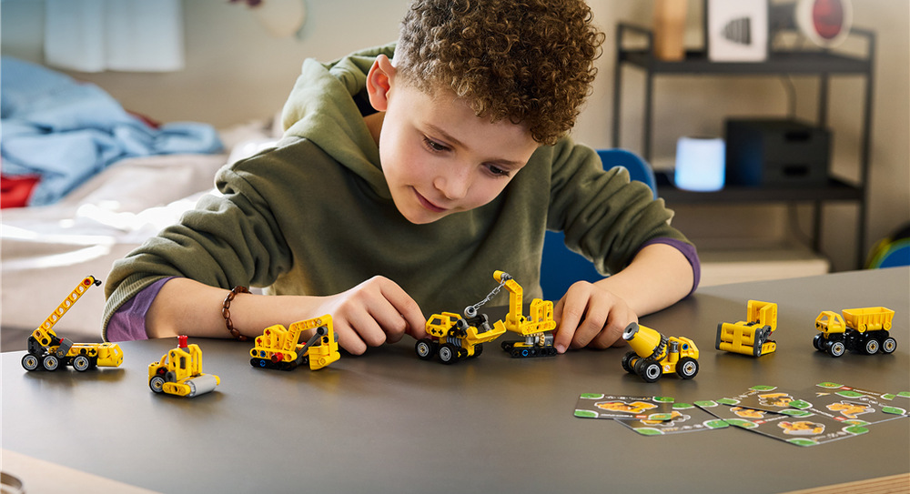 Stavebnica LEGO® Technic 42233 Mocné stroje Náhodný výber jedného z ôsmich stavebných strojov pridáva k zostavovaniu aj prvok prekvapenia a zberateľského objavovania.