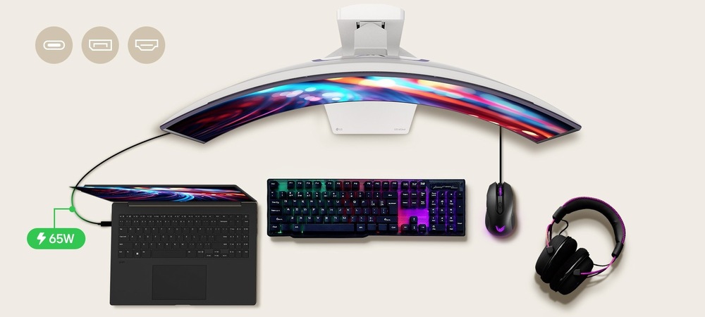 Herný monitor LG UltraGear 34GX90SA-W čierny/biely Zakrivený monitor zobrazujúci žiarivé abstraktné farby, pripojený k čiernemu notebooku, RGB klávesnici, myši a slúchadlám. Zobrazuje sa ikona nabíjania 65 W.