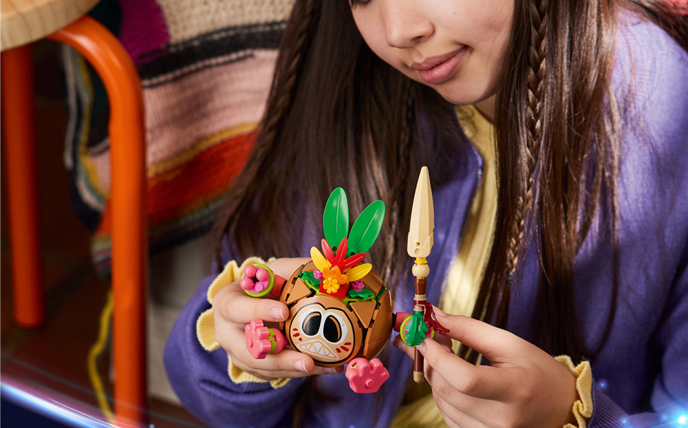 Stavebnica LEGO® │ Disney 43293 Kakamorové Pohyblivé paže a doplnky v podobe kopije a kvety umožňujú deťom meniť pózy podľa vlastných príbehov