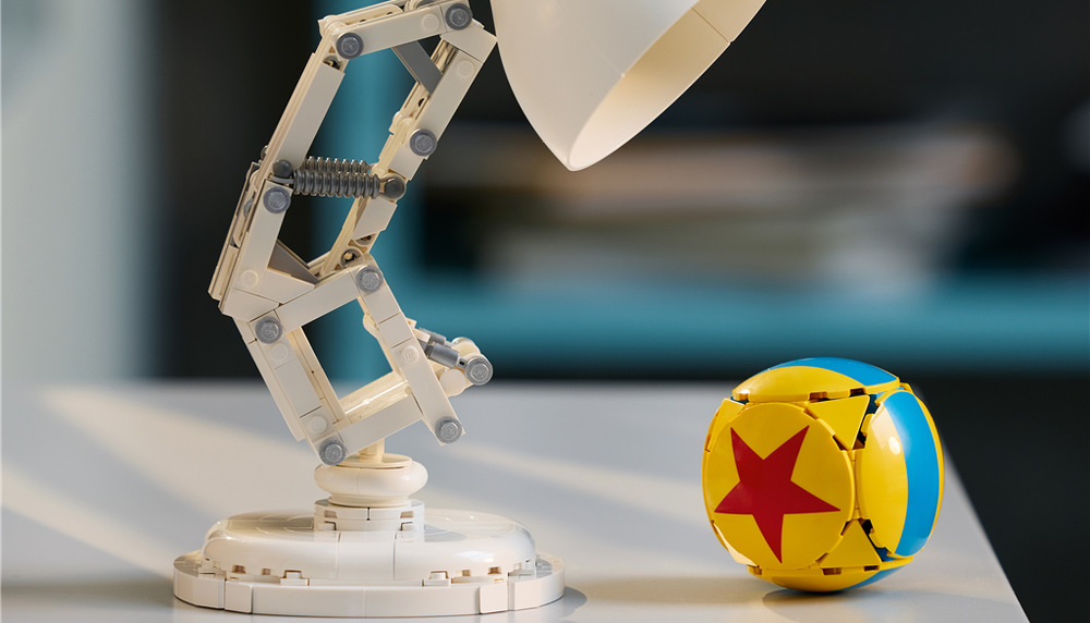 Stavanie s 613 kockami dopĺňa 3D návod v aplikácii LEGO Builder a brožúrka s rozhovormi tvorcov.