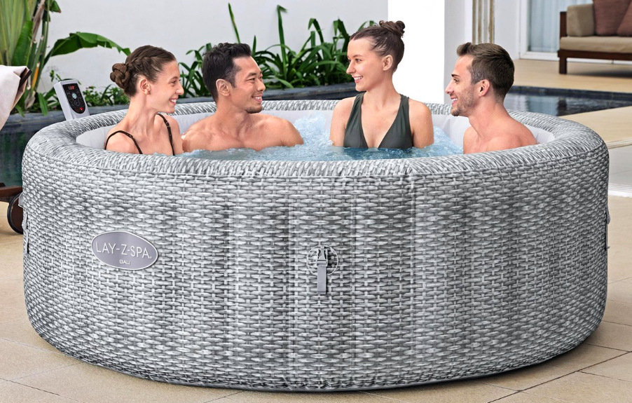 Vírivka Bestway Lay-Z-Spa® Bali Smart AirJet 6001N Skupina ľudí relaxujúcich vo vírivke Bestway Lay-Z-Spa Bali Smart AirJet 6001N na terase